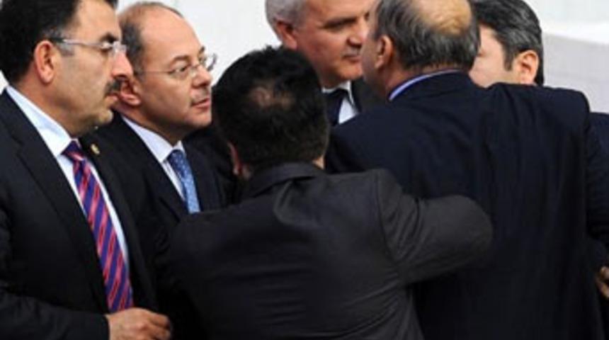 Meclis'te 'delikanlıysan a&ccedil;ıkla' kavgası