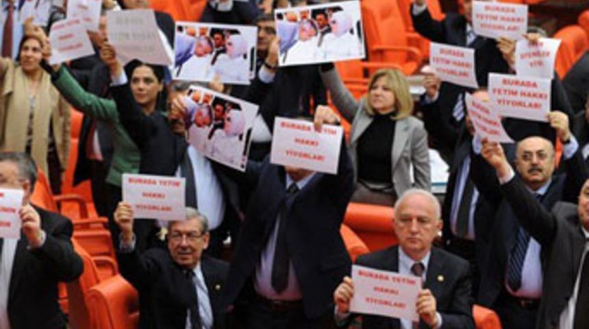 Pankart a&ccedil;ıp, Meclis'i terk ettiler