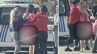 Yer: Adana! Sokak ortasında çıplak dolaşan yabancı uyruklu kadına battaniyeyle müdahale ettiler... Üzerini böyle örtmeye çalıştılar