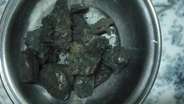 Şehir efsanesi oldu, dilden dile yayıldı! Yardım kömürlerinin içinden altın mı çıkıyor? Paketi açan kuyumcuya koşuyor G4