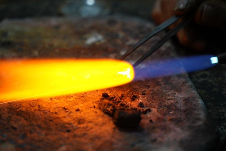 Şehir efsanesi oldu, dilden dile yayıldı! Yardım kömürlerinin içinden altın mı çıkıyor? Paketi açan kuyumcuya koşuyor G5