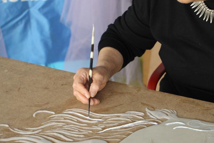 Kirpilerin doğaya bıraktığı dikenler afetzede kadınların elinde sanat eserine dönüşüyor!