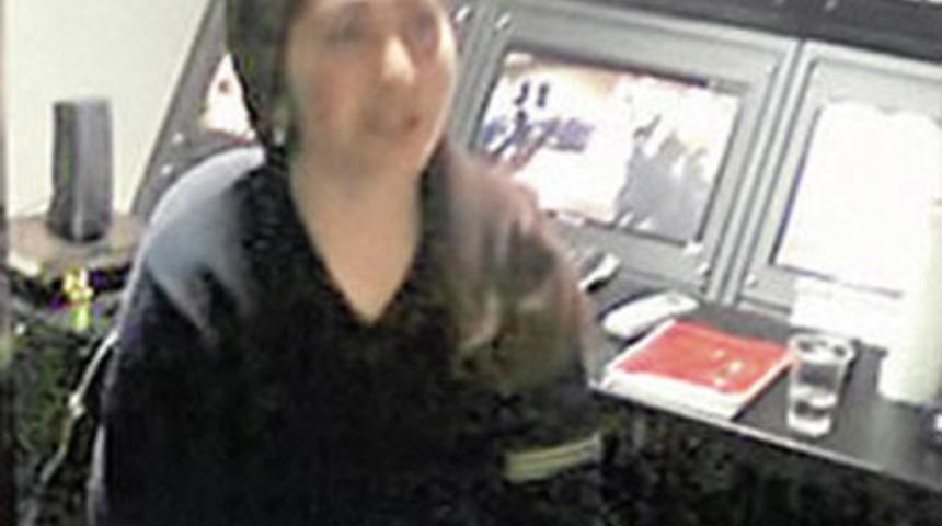 Hasta kadın, doktorun kafasına silah dayadı