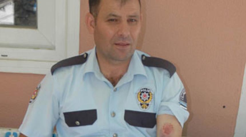 Alkoll&uuml; s&uuml;r&uuml;c&uuml; polisi ısırdı