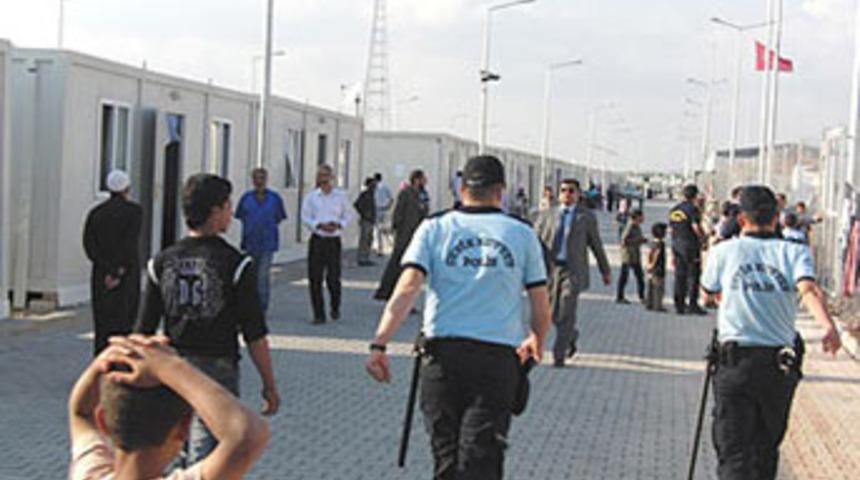 Suriyeli sığınmacılar polise saldırdı