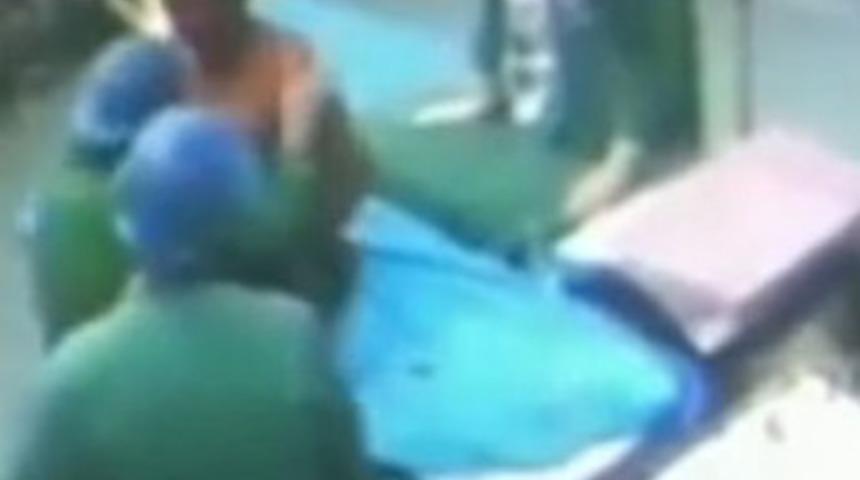 Ameliyat masasından kalkıp doktoru d&ouml;vd&uuml;!