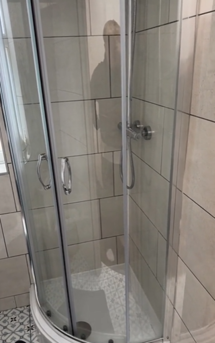 Kiraladığı günlük evin duşuna sığmadı! O anları sosyal medyadan paylaşınca viral oldu... "Kesinlikle bu hafta sonu yıkanamıyorsun" G1