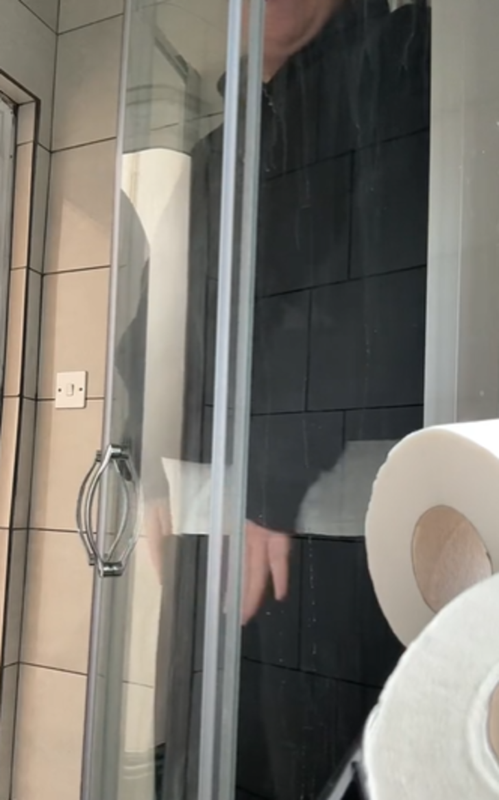 Kiraladığı günlük evin duşuna sığmadı! O anları sosyal medyadan paylaşınca viral oldu... "Kesinlikle bu hafta sonu yıkanamıyorsun" G2