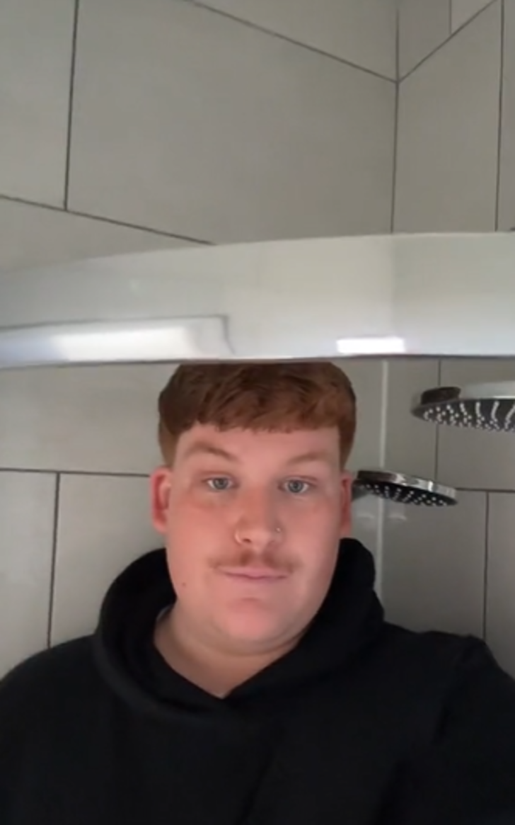 Kiraladığı günlük evin duşuna sığmadı! O anları sosyal medyadan paylaşınca viral oldu... "Kesinlikle bu hafta sonu yıkanamıyorsun" G3