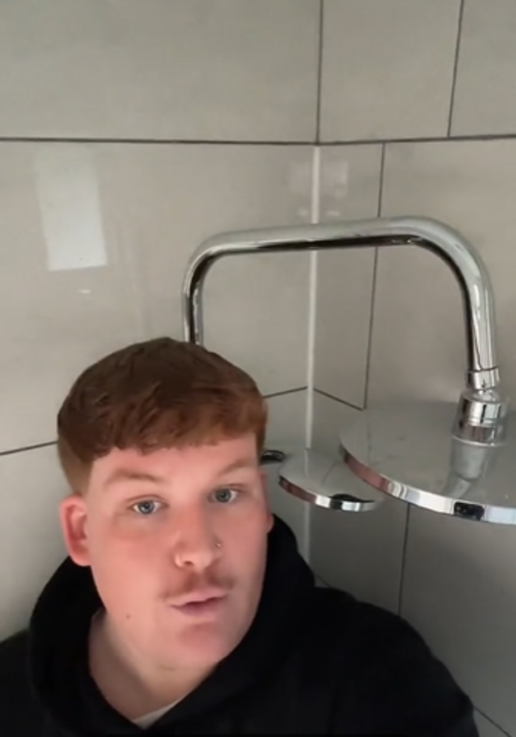 Kiraladığı günlük evin duşuna sığmadı! O anları sosyal medyadan paylaşınca viral oldu... "Kesinlikle bu hafta sonu yıkanamıyorsun" G4