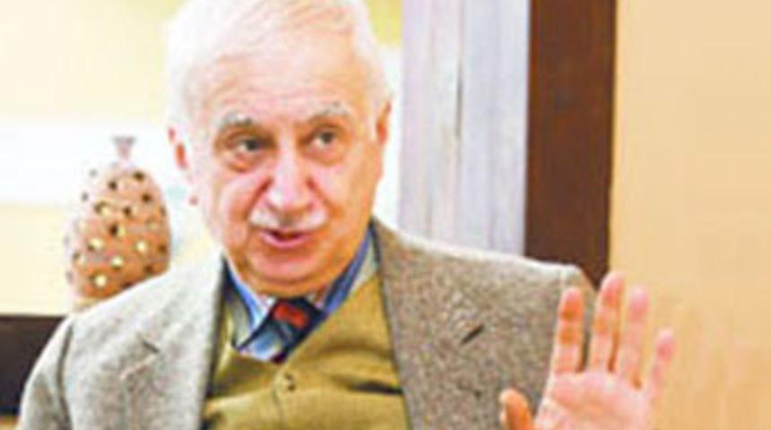 Sultanahmet'te kadınların memeleri görünüyor