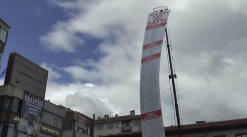 CHP'liler şehrin meydanına 20 metrelik afiş astı! AK Partili başkanı hedef aldılar: Parsel parsel sattı