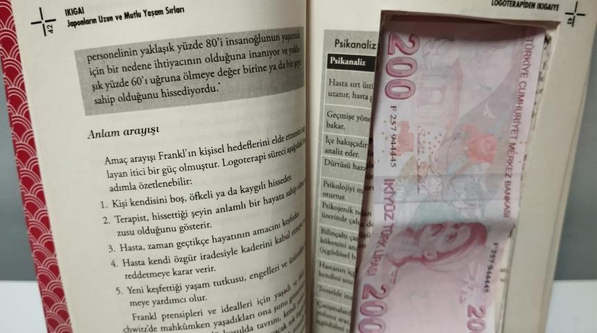 Kitabın içine kurduğu düzenek şaşkına çevirdi! Benzin aldıktan sonra...