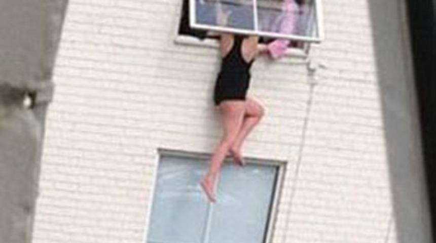 Pencereden atladı, arkadaşları yakaladı