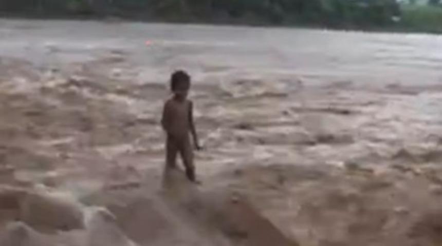 Nehrin ortasında dehşet anları!