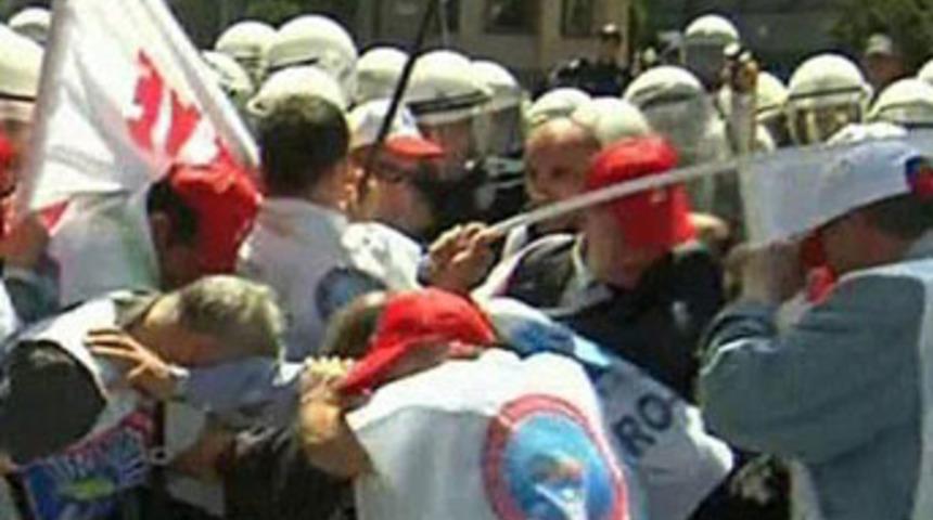 Sıhhiye'de polisten m&uuml;dahale