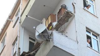 Güngören'de balkonda çökme meydana geldi! 'Deprem oldu zannettim'