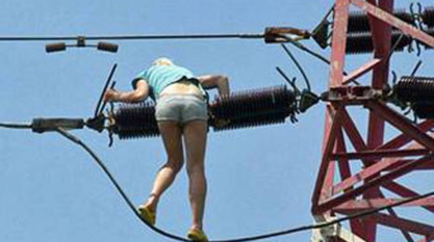 Esrar i&ccedil;ince elektrik direğini k&ouml;pr&uuml; sandı!