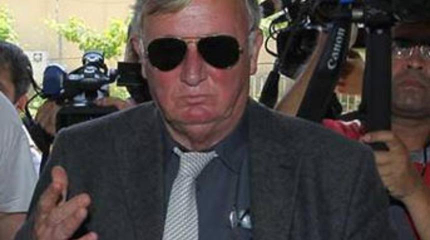 O general g&ouml;zaltında