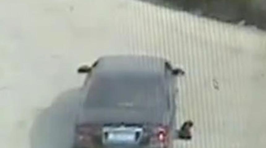 Motosikletten d&uuml;şen &ccedil;ocuğu b&ouml;yle ezdi!