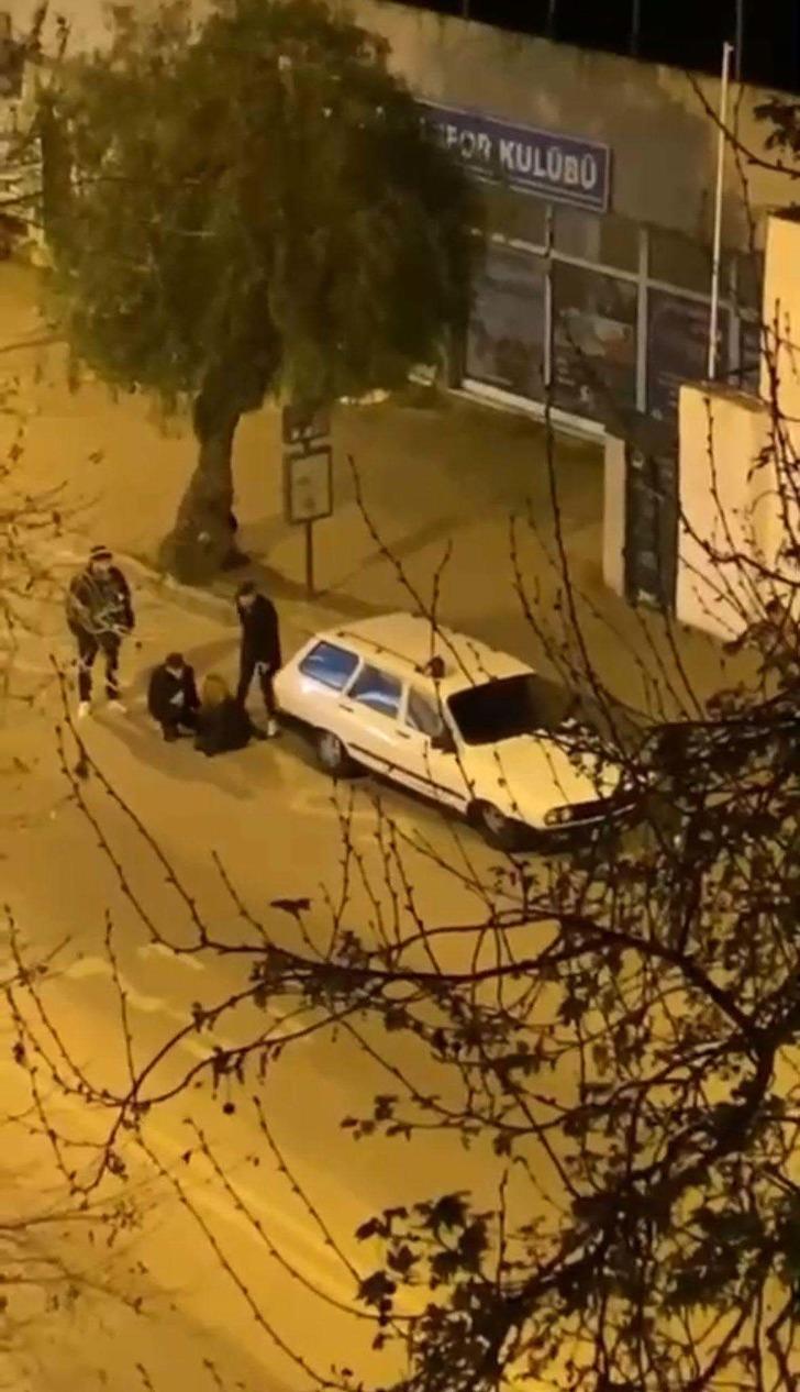 İzmir'de kadına şiddet! Yol ortasında tartıştığı kadına tekme ve yumruk attı G1