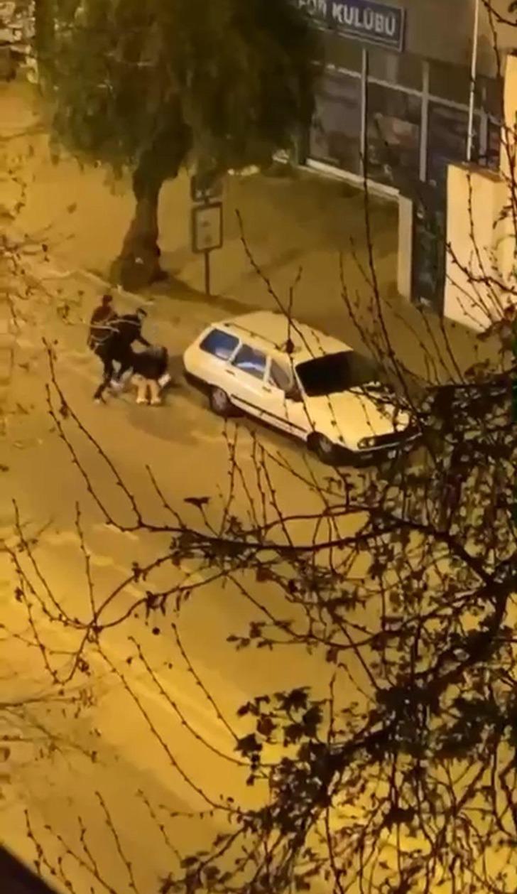 İzmir'de kadına şiddet! Yol ortasında tartıştığı kadına tekme ve yumruk attı G2