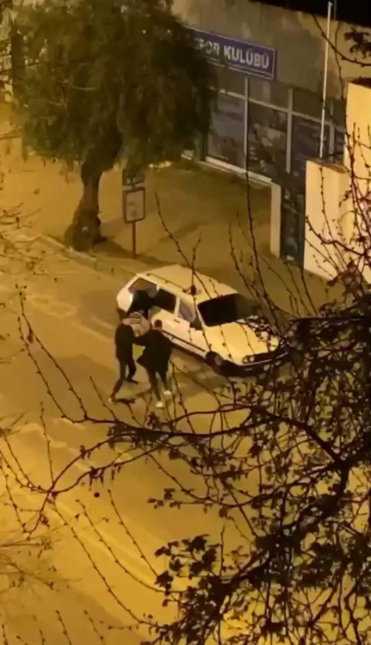 İzmir'de kadına şiddet! Yol ortasında tartıştığı kadına tekme ve yumruk attı G3