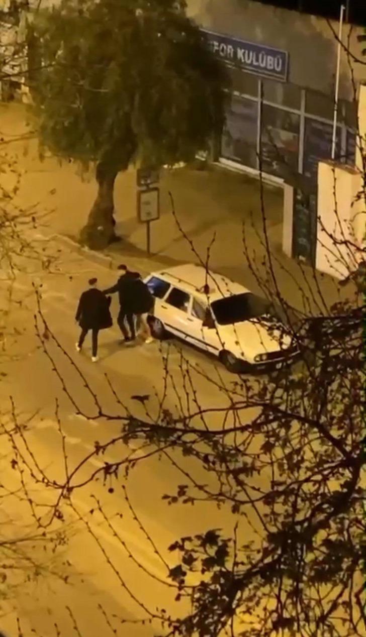 İzmir'de kadına şiddet! Yol ortasında tartıştığı kadına tekme ve yumruk attı G4