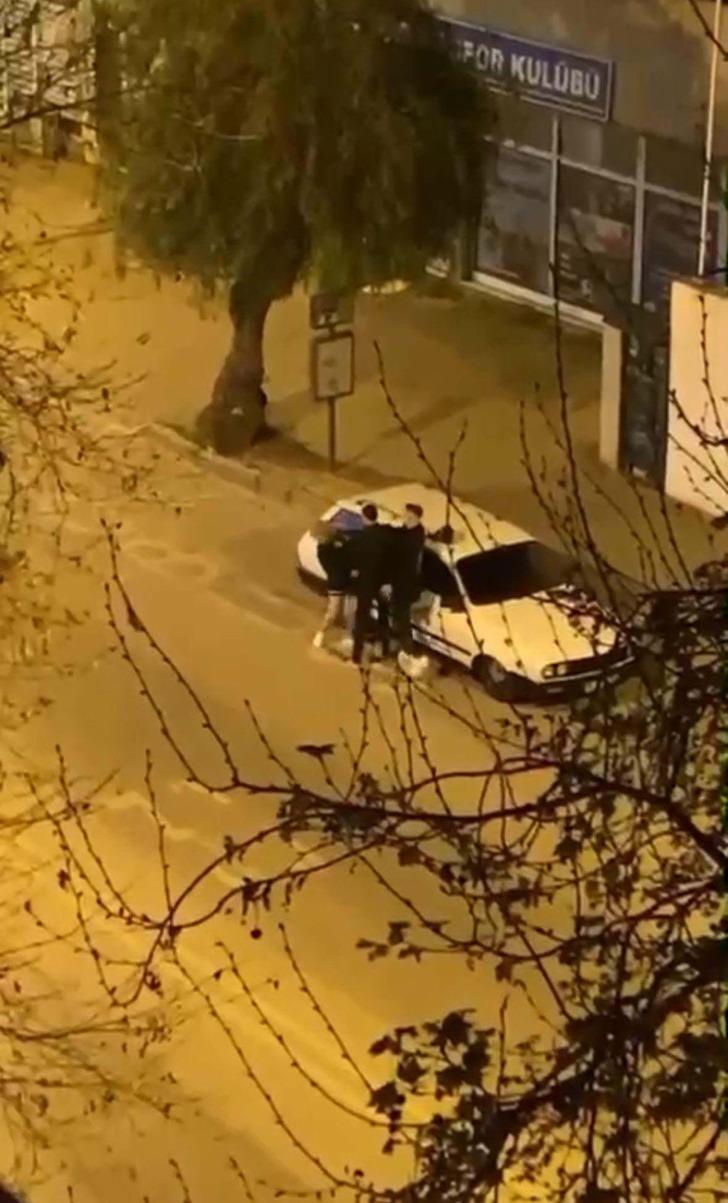 İzmir'de kadına şiddet! Yol ortasında tartıştığı kadına tekme ve yumruk attı G5