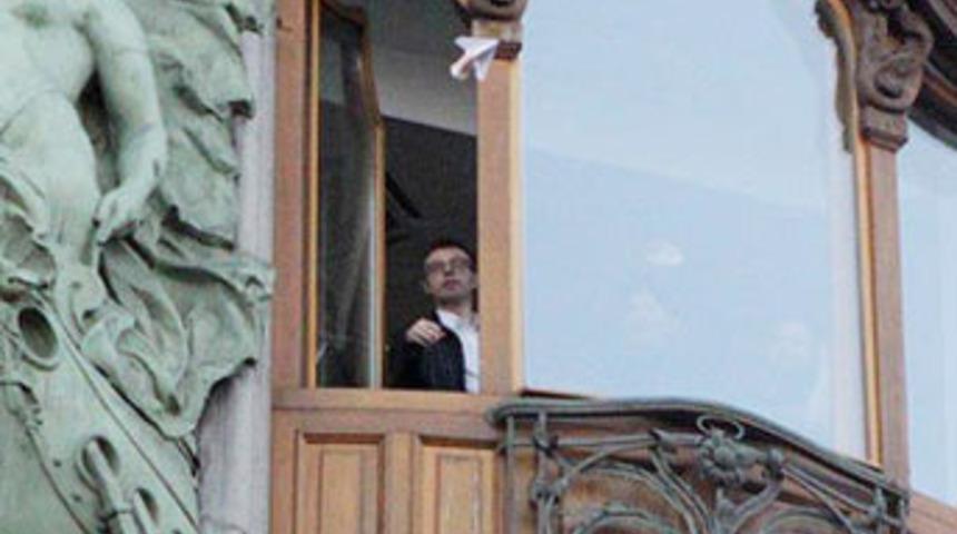 Paraları uçak yapıp camdan attı!