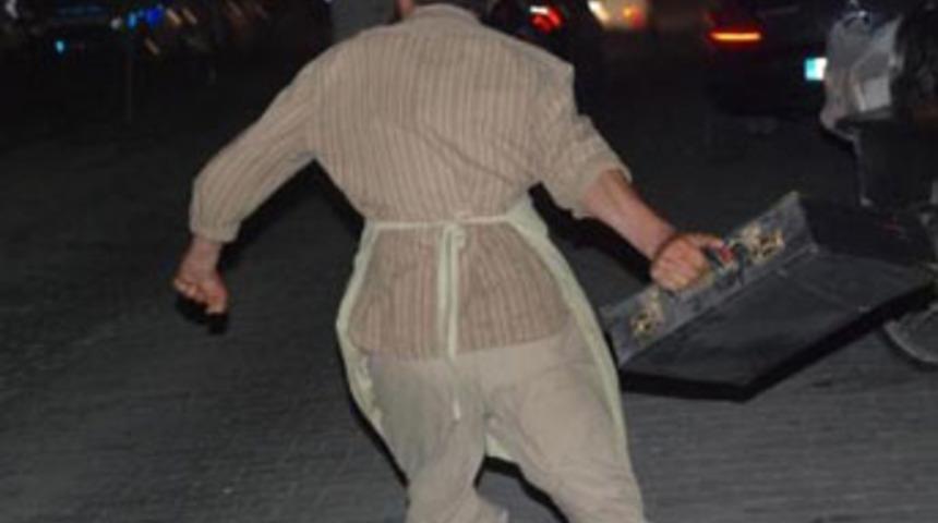 Ş&uuml;pheli &ccedil;antayı alıp fırlattı