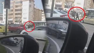 Tartışmaya başladılar, akan trafiği umursamadan birbirlerine girdiler!