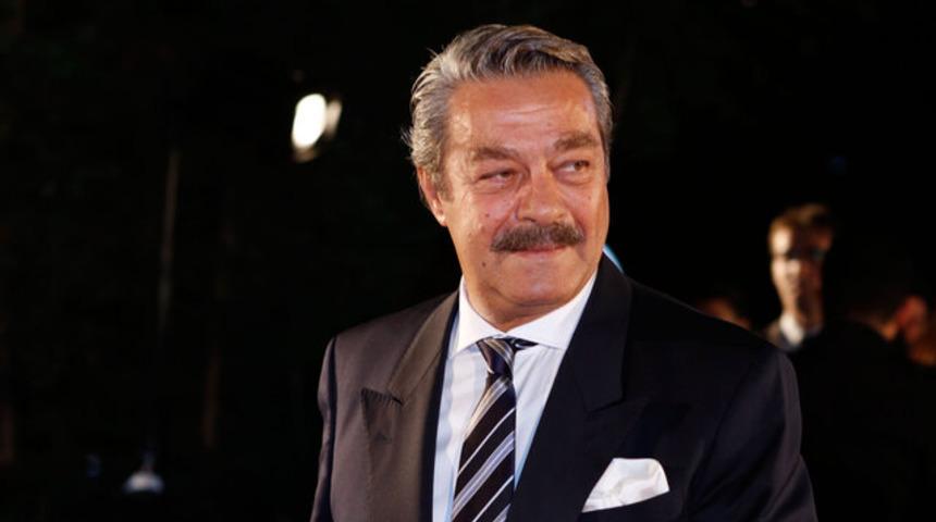 Kadir İnanır sağ tarafı felçli halde hastaneye kaldırıldı... Doktordan ilk açıklama: "Entübe olarak yoğun bakıma alındı"