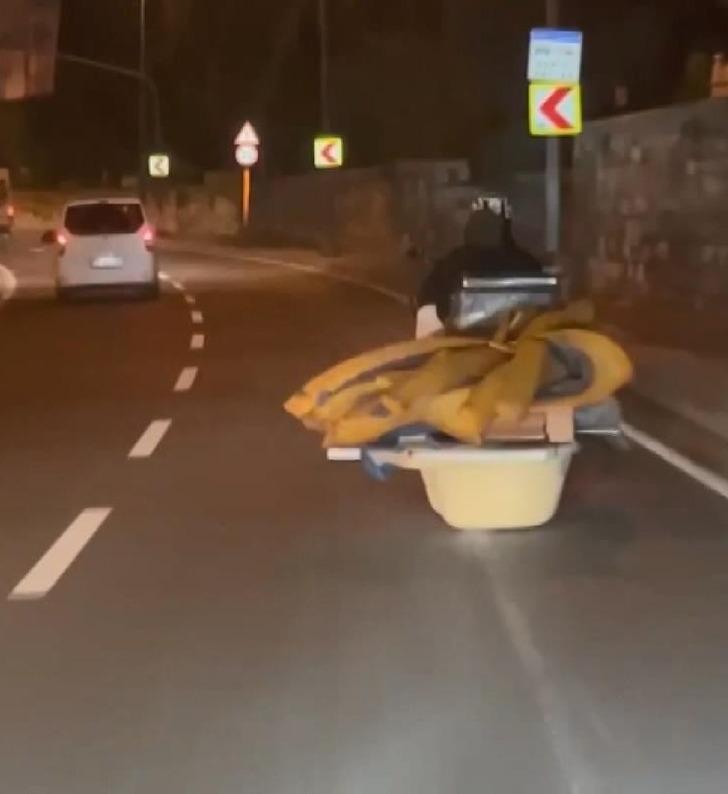 Bu görüntüler İstanbul'dan: Motosikletin arkasına banyo küveti bağladı, eşya taşıdı! "Böyle bir saçmalık yok" G2