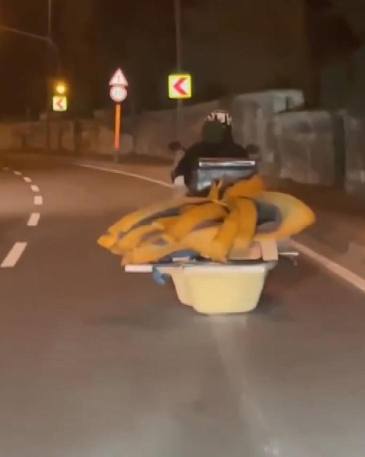 Bu görüntüler İstanbul'dan: Motosikletin arkasına banyo küveti bağladı, eşya taşıdı! "Böyle bir saçmalık yok" G3