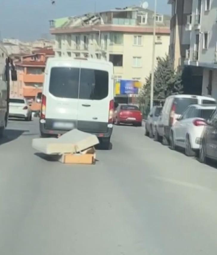 Bu görüntüler İstanbul'dan: Motosikletin arkasına banyo küveti bağladı, eşya taşıdı! "Böyle bir saçmalık yok" G4