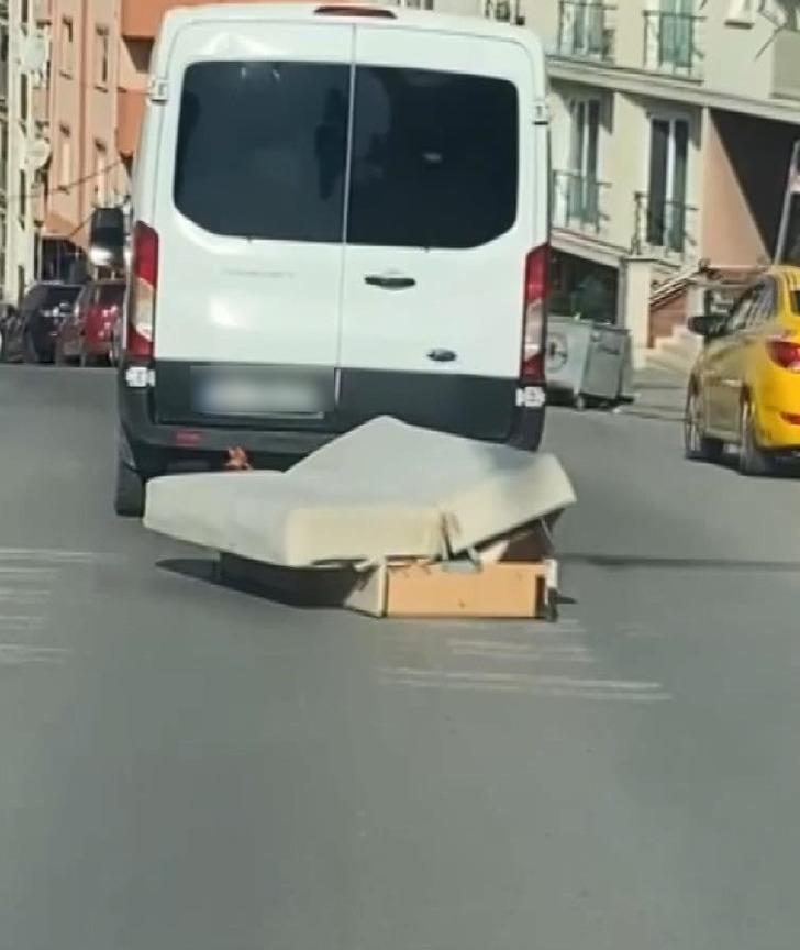 Bu görüntüler İstanbul'dan: Motosikletin arkasına banyo küveti bağladı, eşya taşıdı! "Böyle bir saçmalık yok" G5