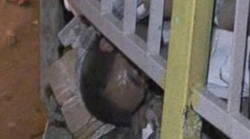 Kaza yapıp korkuluklara sıkıştı