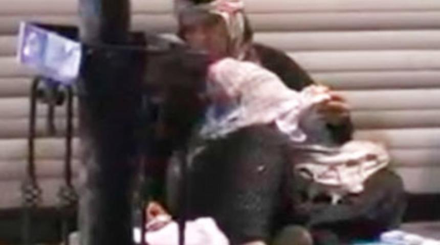 Dilencinin kundağından bebek yerine...