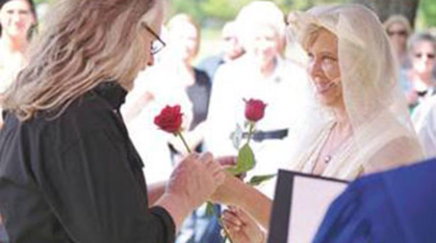 Mezarlıkta evlendiler!