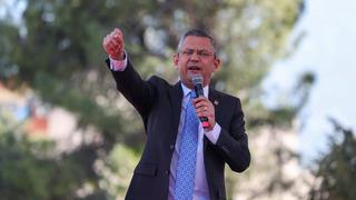 Özgür Özel'den Hamza Dağ'a 'alkol yasası' tepkisi! Şimdi rozeti çıkarıp, bıyığı incelterek içkili mekanlarda geziyor