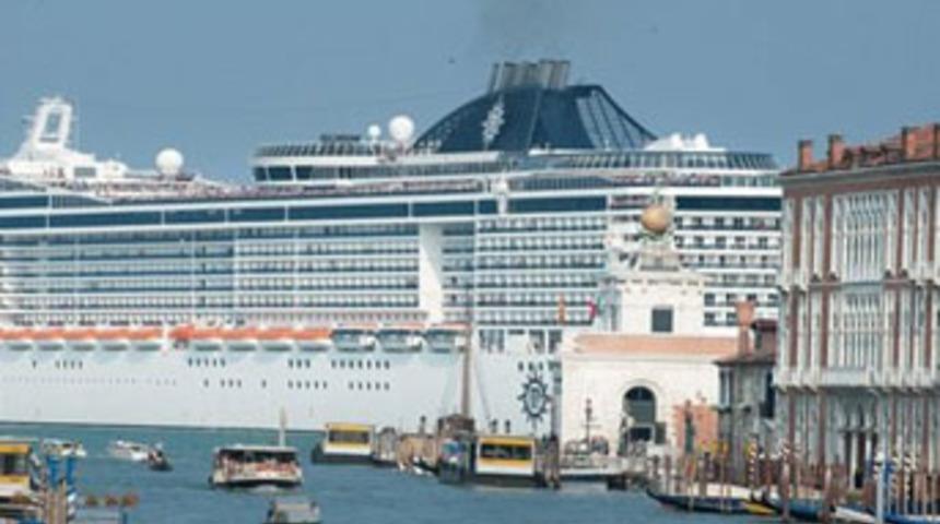 İtalya'yı korkutan "canavar gemi" İstanbul'da