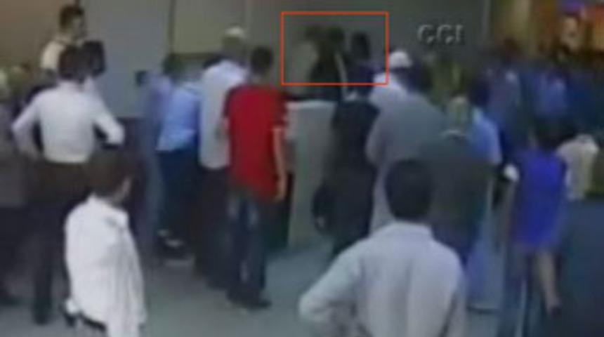 Doktora &ldquo;satırla&rdquo; saldırı dehşeti kamerada