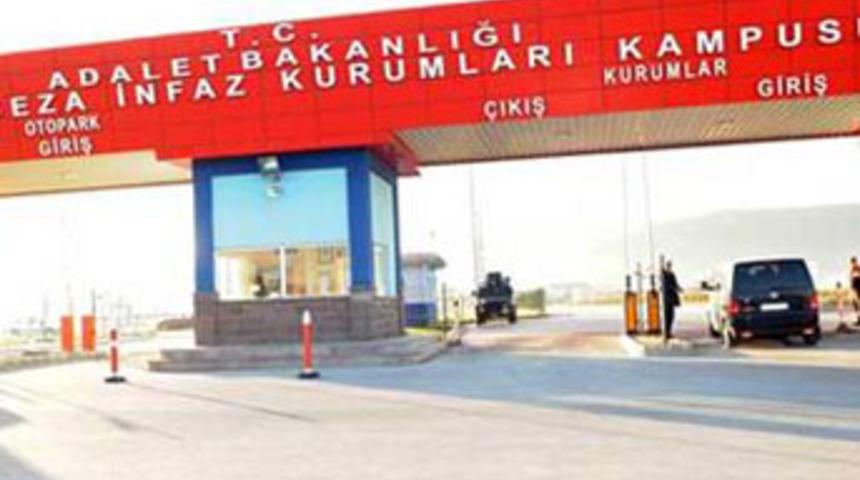 Cezaevi &ouml;n&uuml;nde &ccedil;atışma: 5 yaralı