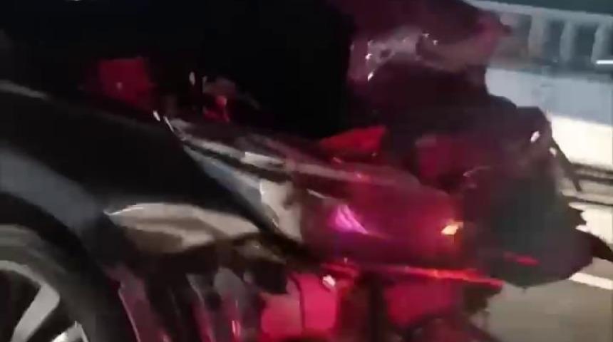 Yeni a&ccedil;ılan k&ouml;pr&uuml;l&uuml; kavşakta iki otomobil &ccedil;arpıştı: 5 hafif yaralı