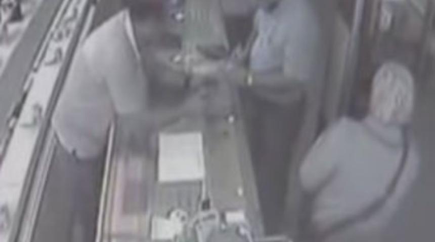 Altın dolu &ccedil;antayı ayağı ile ite ite &ccedil;aldı