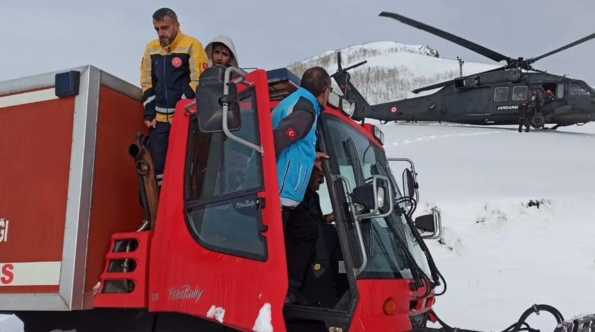Bingöl'de kar ve tipi nedeniyle mahsur kalan 2 avcı helikopterle kurtarıldı