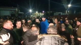 Üç partiden milletvekilleri olay yerine geldi! Bursa'da işçi krizi: Kendilerini vinçlere kilitlediler