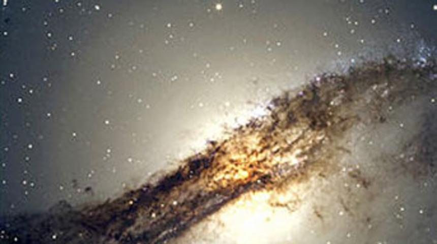 "Centaurus A" galaksisi b&uuml;y&uuml;ledi