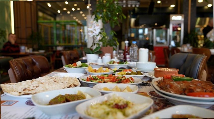 Uzman isimden önemli uyarı! "Reflü hastalığı olanlar sahur ve iftarda fazla yemekten kaçınmalı"